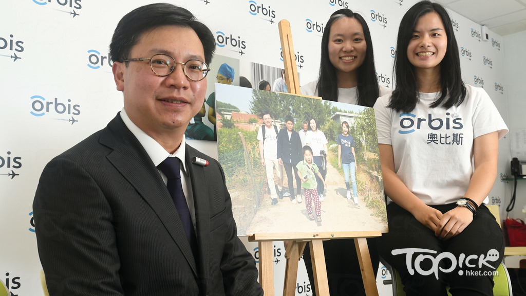 李佑榮醫生以及兩位港大醫學院三年級學生分享到山東臨沂救盲的經歷,右起楊曦沛、錢凱瑤、李佑榮(曾耀輝攝)